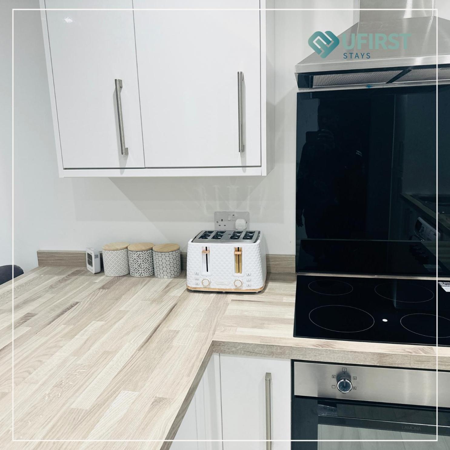 Tastefully Decorated 4 Bed In Gedling - Near Colwick Country Park, Victoria Retail Park, Centre & Racecourse Apartment Nottingham