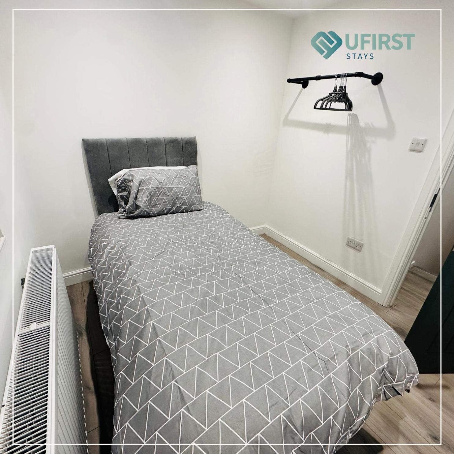Tastefully Decorated 4 Bed In Gedling - Near Colwick Country Park, Victoria Retail Park, Centre & Racecourse * Nottingham